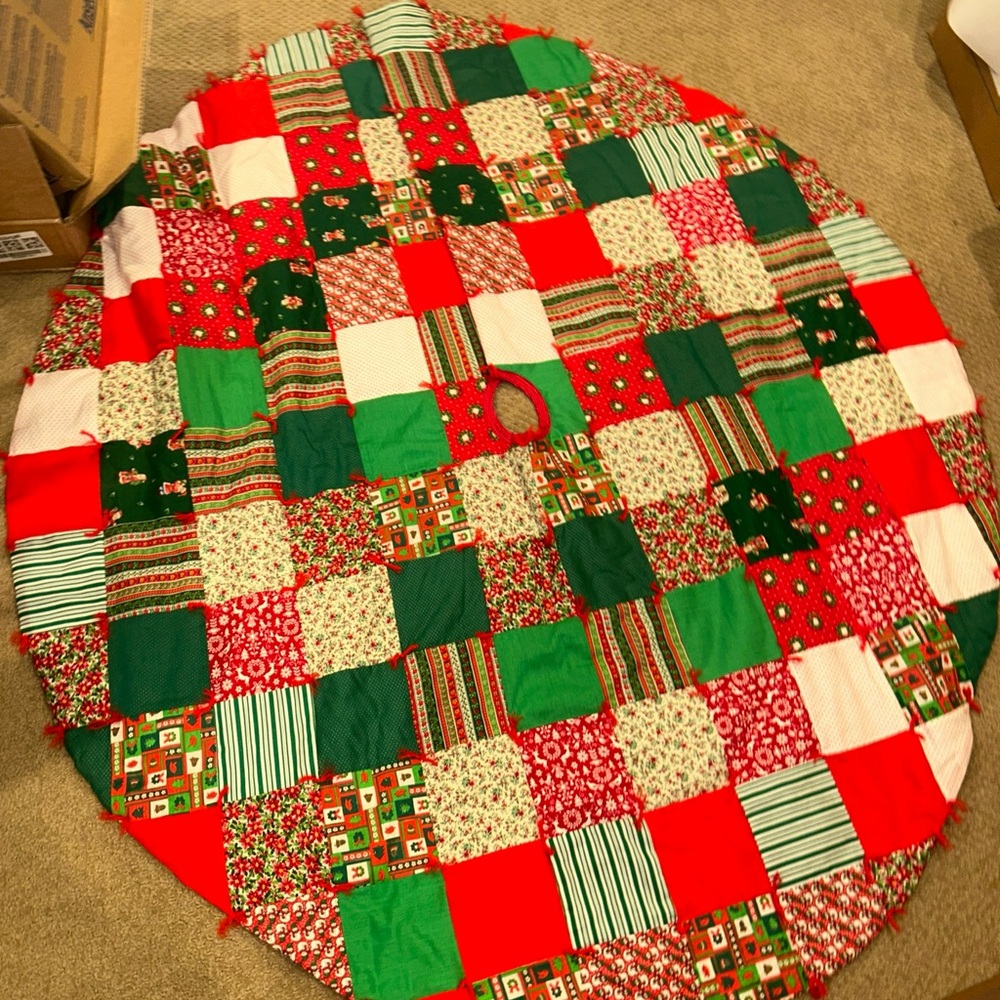 Holiday Patchwork Tree Skirt in Red and Green